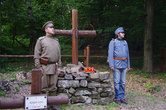 Čestná stráž u zapálených svíček na hřbitově pod Kobylou