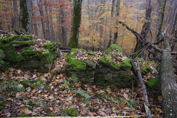 Čelní kamenná zeď zákopu s patrnou střílnou