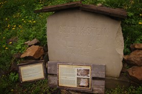 Kopie původního pamětního kamene vztyčeného vojáky 4. zeměbraneckého pluku dne 28. 4. 1915