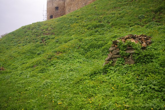Dva pěchotní kryty na hradě ve Zborově