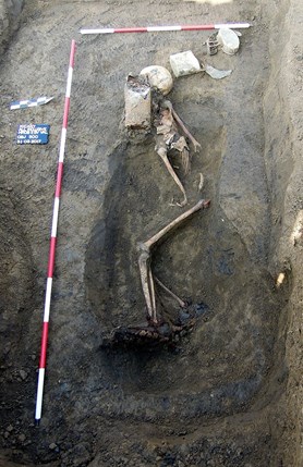 Říčany – celkový pohled na hrob, patrné je mohutné kování bot horských myslivců (foto: Moravské zemské muzeum)