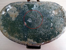 Říčany – detail víka ešusu s vyškrábaným monogramem „K. K.“ Stejný monogram je neznatelně patrný i na přední straně hlavní nádoby (viz předchozí snímek)