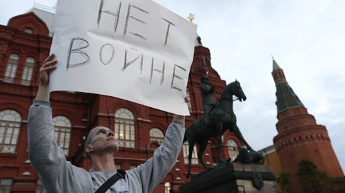 Ruský občan protestující proti napadení Ukrajiny Ruskou federací.
