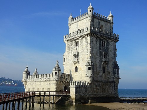 Belémská věž v přístavu v Lisabonu.