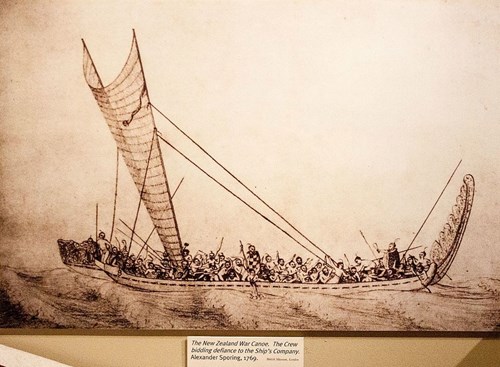 Maorská válečná kanoe.