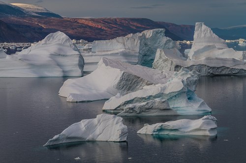 Dnes známe Grónsko jako zemi věčně pokrytou ledem a sněhem.