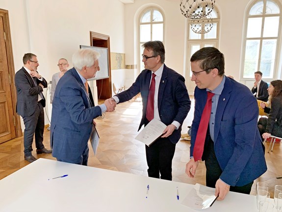 
The deans of the Faculty of Economics and Administration and the Faculty of Social Studies signed a partnership with the Institute for Advanced Studies in Vienna.

