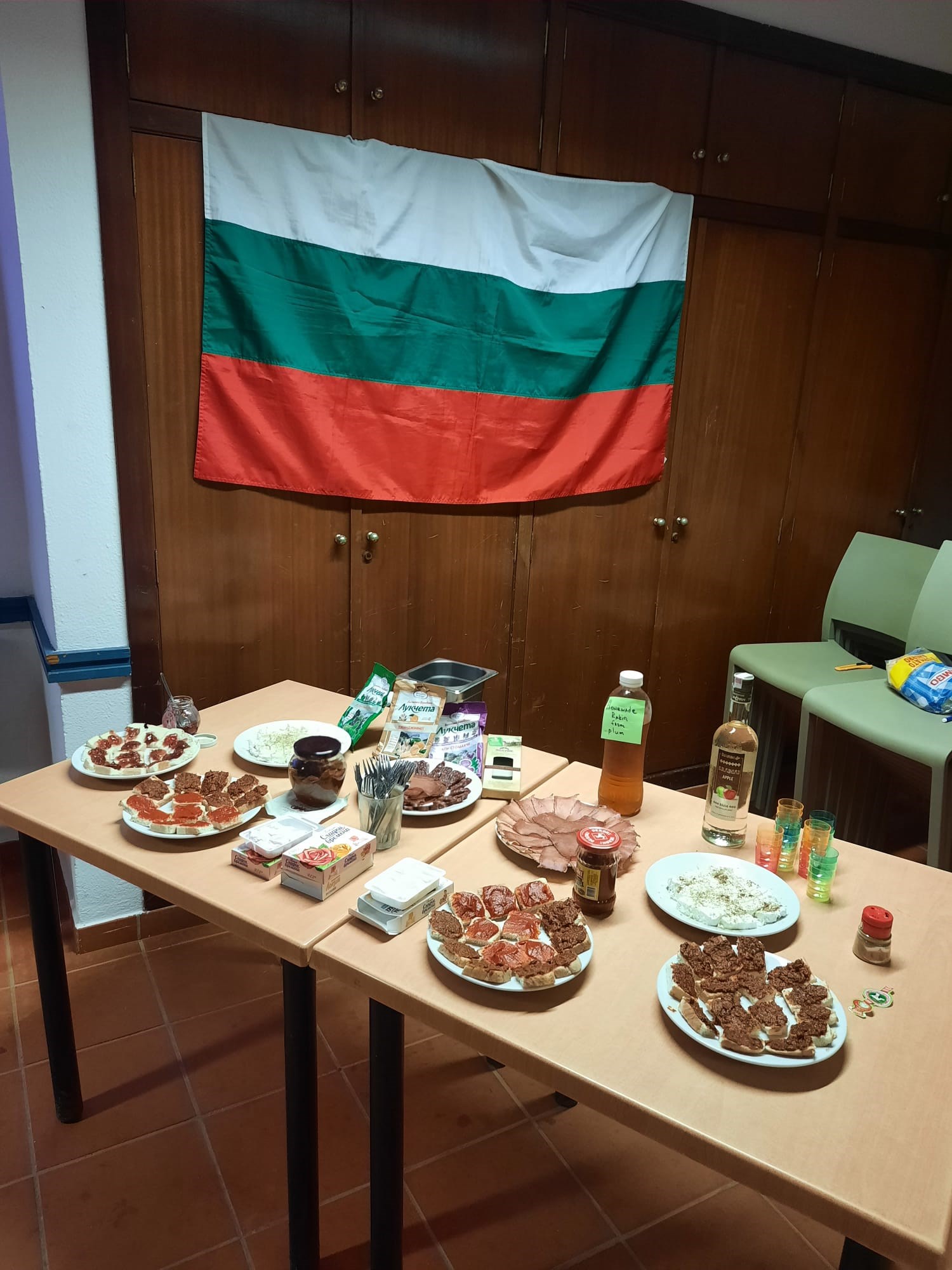Na kulturní noc si studenti připravili své typické národní pokrmy. Mně nejvíce zachutnaly bulharské speciality. Foto: Anna Nevídalová
