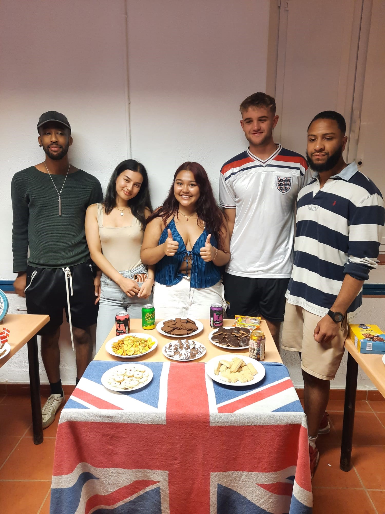 Sušenky a limonády jsme mohli ochutnat u týmu z Velké Británie. Foto: Anna Nevídalová