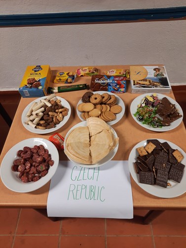 Za Českou republiku jsme ostatním účastníkům představili tradiční sladkosti, ale také třeba uzeniny. Foto: Anna Nevídalová