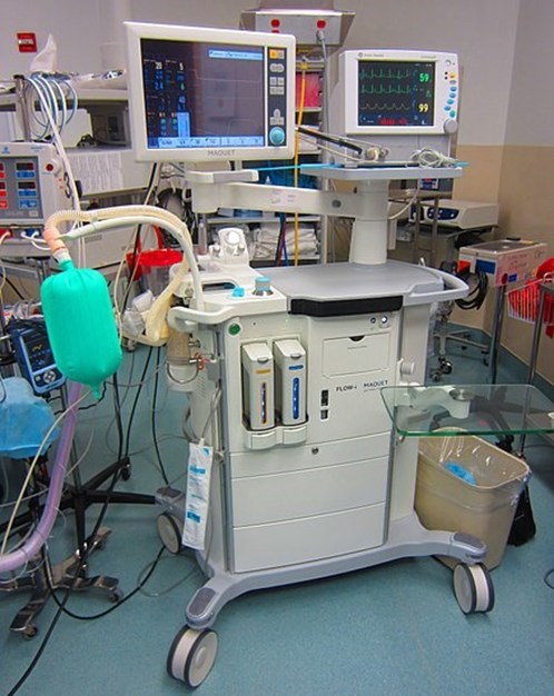 Anesteziologický přístroj sestává z monitoru vitálních funkcí, zdroje anestetik a ventilátoru (dýchacího přístroje).
