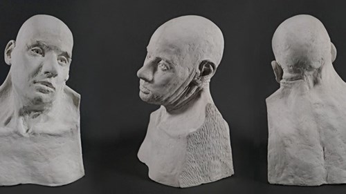 Model hlavy ženy z Hlinska, který zachycuje sklon hlavy na levou stranu.