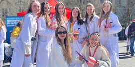 16 let běhají se zubními kartáčky po brněnském náměstí Svobody