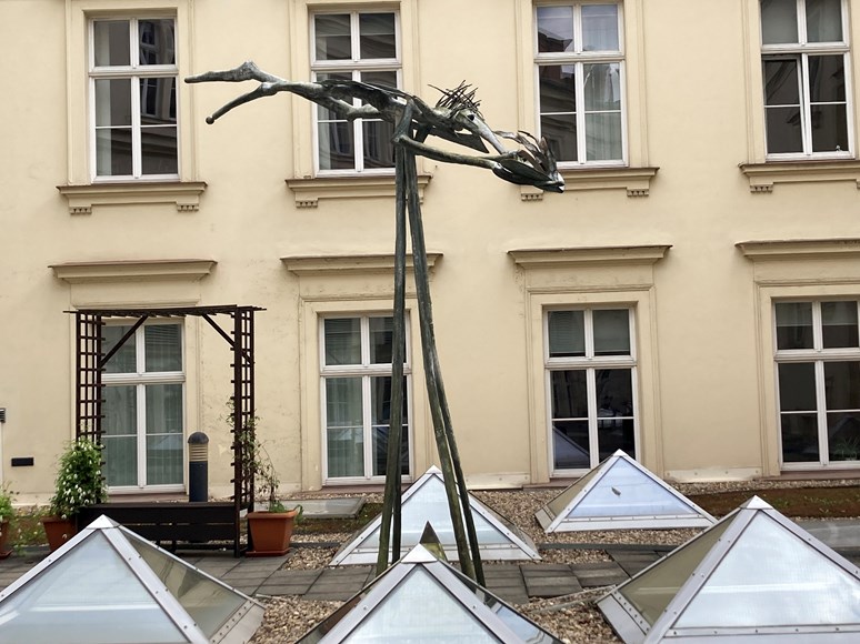 Bronzová socha Promethea symbolizující stvořitele člověka zdobí střešní terasu ve třetím patře. Foto: Karolína Benediktová