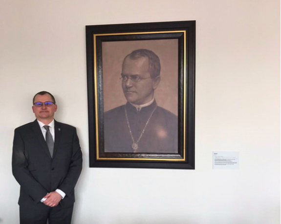 Tomáš Kašparovský in front of the painting of J. G. Mendel, which is located in the meeting room of the Dean's Office of the MU Faculty of Science on the 4th floor of the University Campus Bohunice. Photo: Martina Petříková