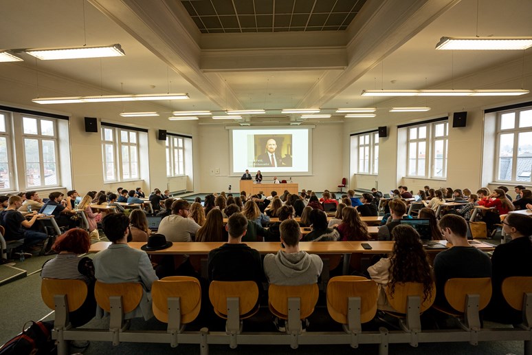 Posluchárnu V. Čermáka zaplnili studenti katedry mezinárodních vztahů a evropských studií napříč obory. Foto: Lukáš Bastl