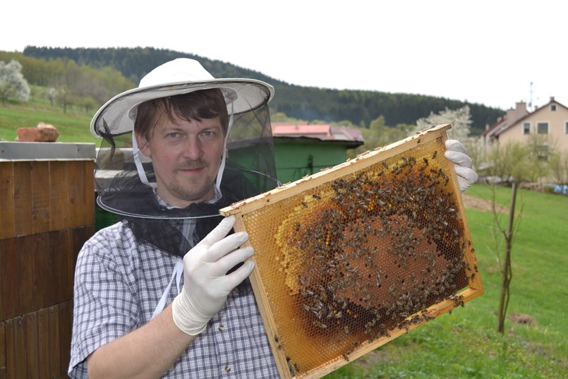Pavel Hyršl na odběrech včel v terénu. Foto Archiv Laboratoře