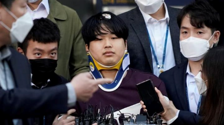Obrázek 3 Cho Ju-Bin, leader of South Korea’s online sexual blackmail ring known as the „Nth Room“ walks out of a police station as he is transferred to a prosecutor’s office in Seoul, South Korea, March 25, 2020. Autor: Kim Hong-Ji, zdroj: https://theworld.org/stories/2020-04-29/south-korea-reels-latest-high-tech-online-sex-trafficking-case. Creatime Commons 4.0 international