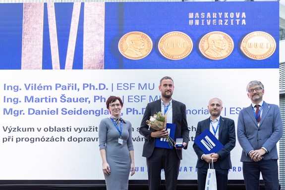 Ocenění MUNI Innovation Award převzali Vilém Pařil a Martin Šauer. | Foto: Majda Slámová