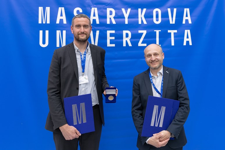 MUNI Innovation Award 2023 winners Vilém Pařil and Martin Šauer. | Photo: Majda Slámová