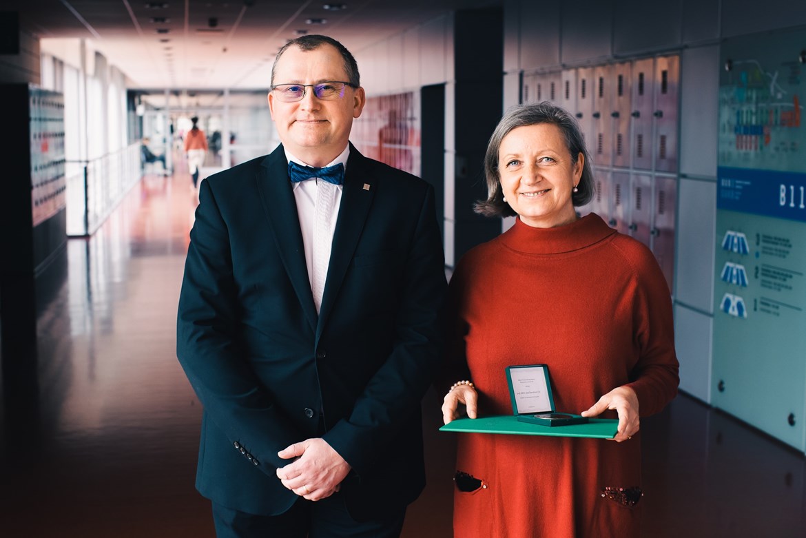 In 2022, Jana Šmardová received the medal for extraordinary creative achievement from the hands of the Dean of the MU Faculty of Science Tomáš Kašparovský. Photo: Irina Matusevich