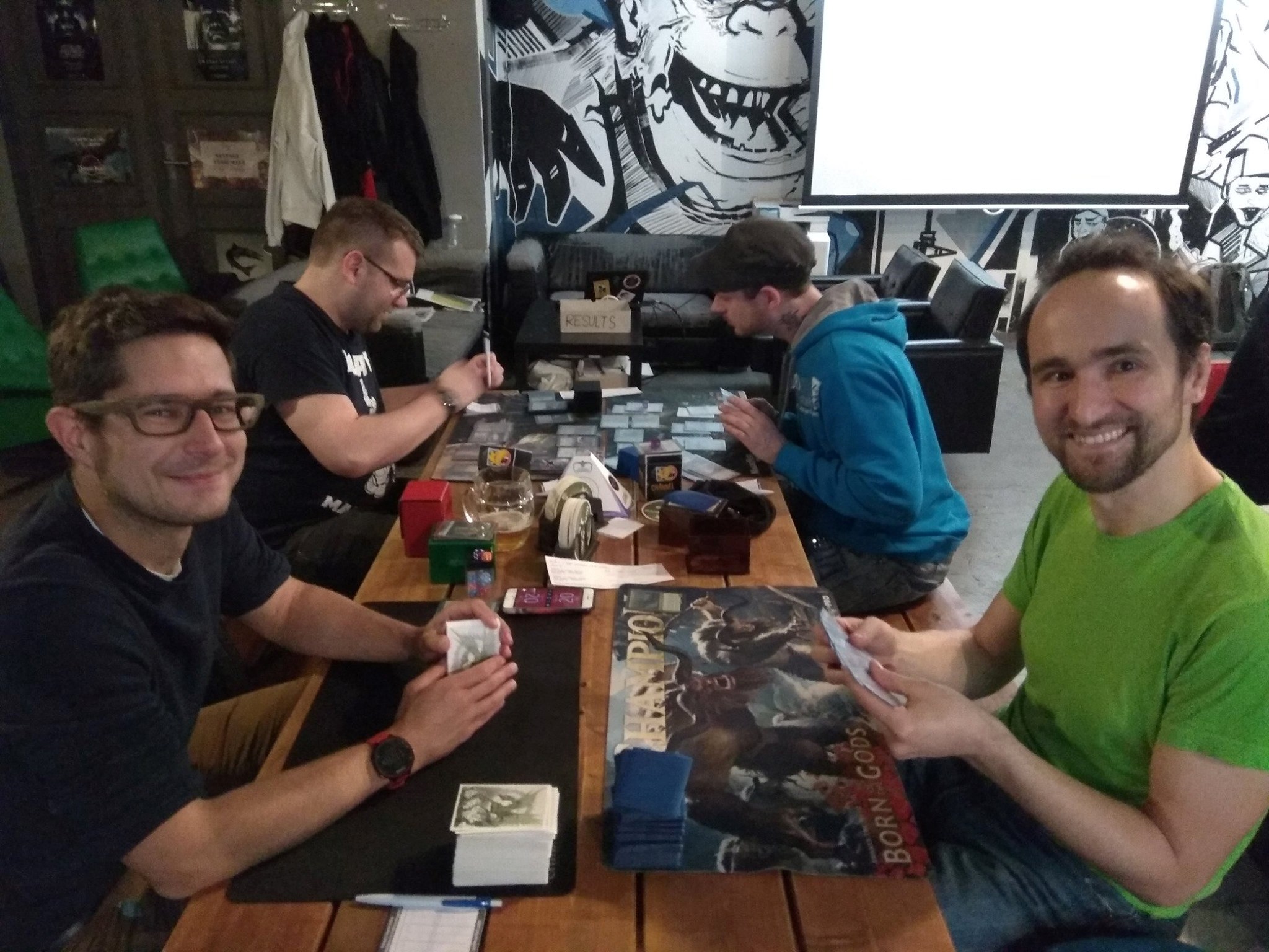Ve volném čase rád hraje Magic: the Gathering, věnuje se rodině nebo kamarádům. Zdroj: archiv Martina Vlnase