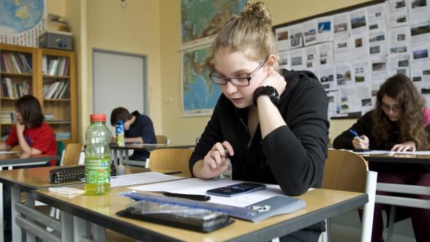 Uchazeči z druhého termínu jednotných testů mohli být zvýhodněni proti těm z prvního