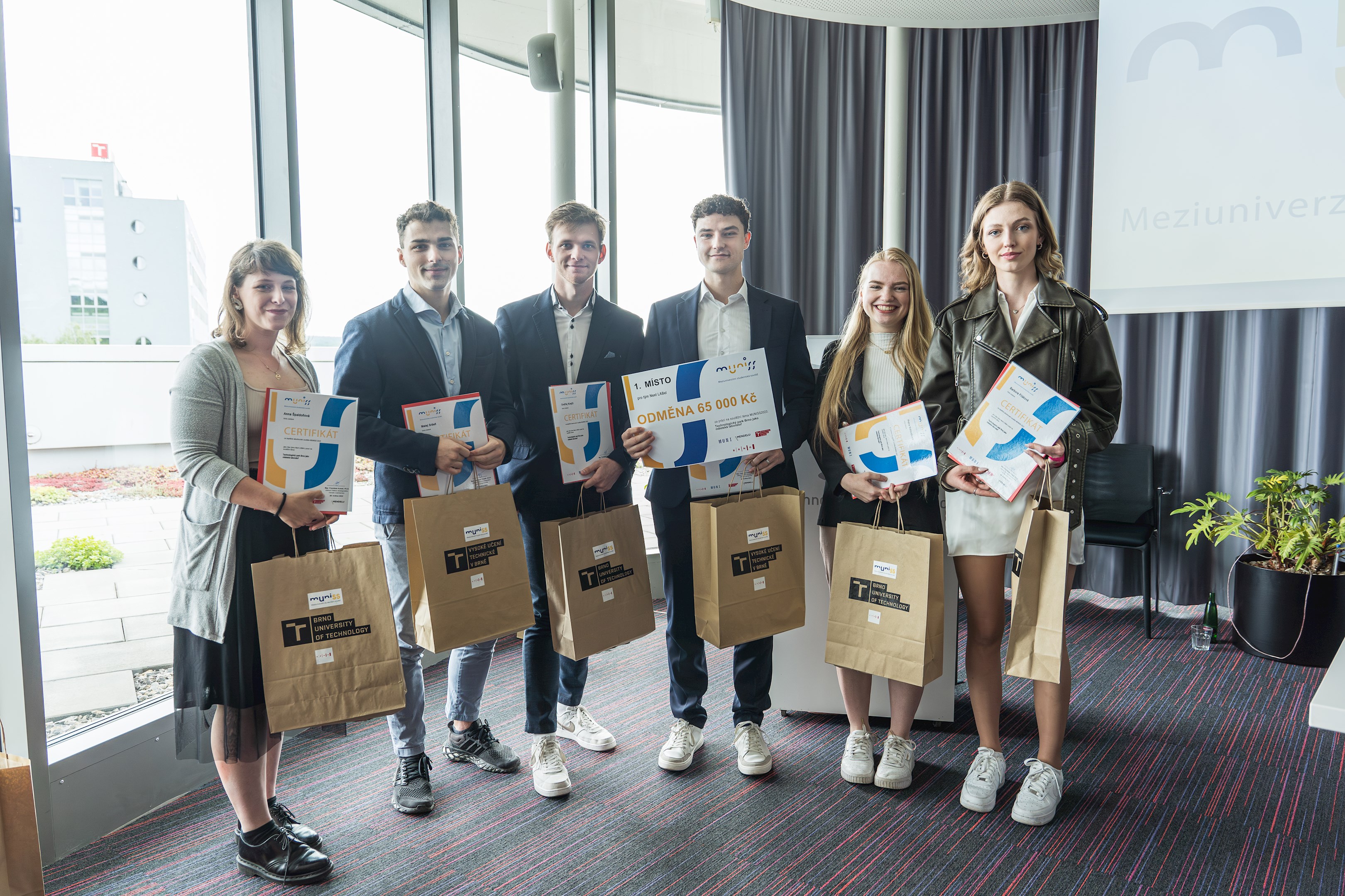 Members of the winning team (from left to right): Anna Špaldoňová (MENDELU), Matej Sršeň (ECON MUNI), Ondřej Krejčí (BUT),
Martin Mikulášek (MENDELU), Petra Kalousková (SCI MUNI) a Barbora Filáková (MEDELU).