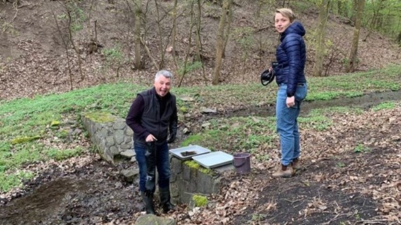 Petr Pařil, a hydrobiologist from our Institute of Botany and Zoology and director Irina Matusevich during the filming of a video for the Czech All-Science popularization video contest. Photo: Zuzana Jayasundera