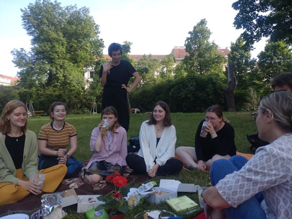 Část redakce Theatrocénu na katederním pikniku. Barbora Schönová v pruhovaném tričku, Karolína Stehlíková zcela vpravo.