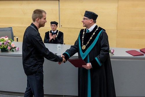 Mgr. Martin Piecka, Ph.D. přebírá cenu od děkana prof. Mgr. Tomáše Kašparovského, Ph.D. 