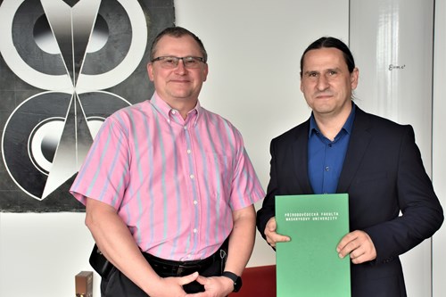 Petr Táborský received the mandate to perform the function of Director of the Department of Chemistry from the Dean of the Faculty, Tomáš Kašparovský. Photo: Zuzana Jayasundera