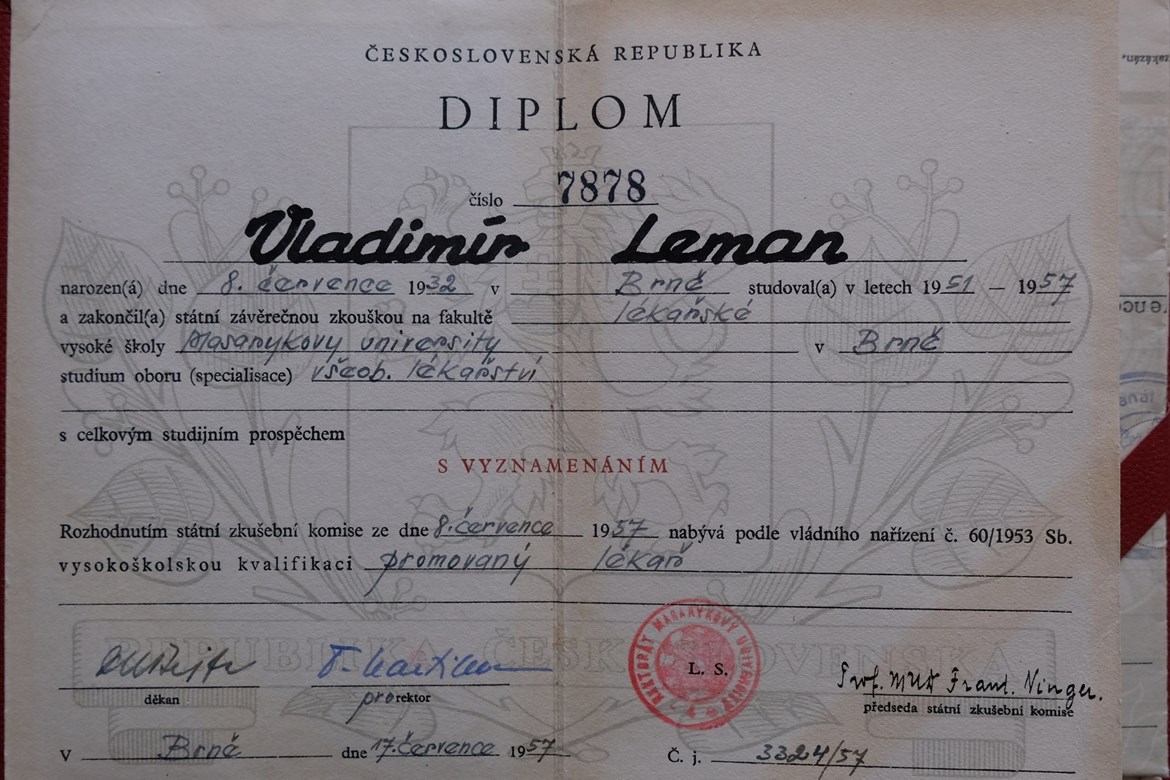 Vladimír Leman promoval s vyznamenáním v roce 1957. Diplom obdržel přesně v den svých 25. narozenin.