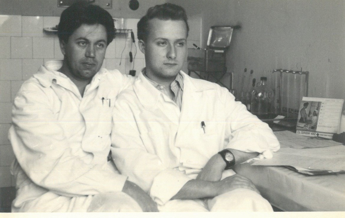 Karel Kalla v roce 1957 coby medik s MUDr. Vyhnalíkem na interním oddělení Nemocnice Pelhřimov.