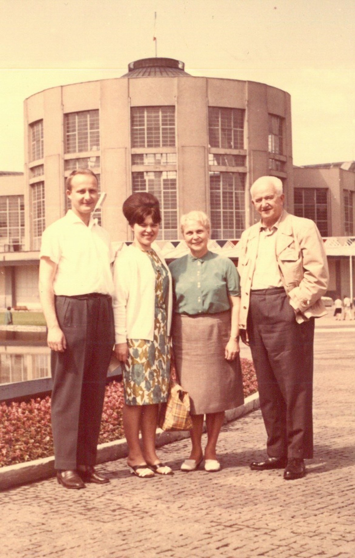 Karel Kalla s manželkou Karlou a s rodiči v roce 1967 na brněnském výstavišti. Tatínek Karel Kalla st. v Nemocnici Pelhřimov v roce 1937 zakládal interní oddělení, které vedl až do svého odchodu do důchodu v roce 1971.