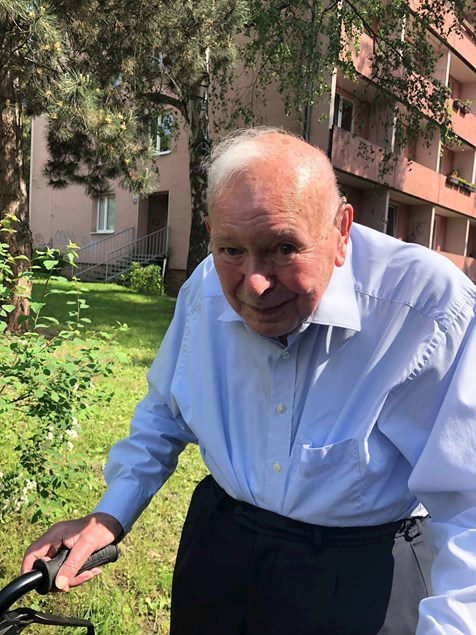 Profesor Martin Černohorský na procházce u domu v Brně, v němž už 53 let bydlí, 22. 5. 2023. Foto Marie Fojtíková