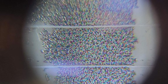 Detailní pohled na mikroskopické kapičky samotného barevného inkoustu