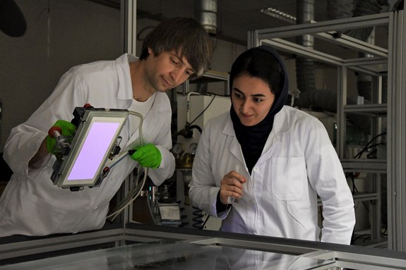 Research of plasma treatment of glass – it is possible to specifically modify the wettability of the glass surface by using a DCSBD discharge. Slavomír Sihelník and Leila Zahedi on the picture. Foto: Alena Winklerová
