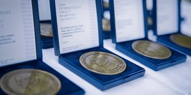 Outstanding alumni and teachers have received the Masaryk University Faculty of Science Award. Collaborating schools and institutions also received awards.