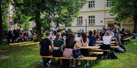 The Garden Party at Kotlářská attracted 350 visitors, with students, employees and winners of the new Masaryk University Faculty of Science Award all enjoying the informal meeting.