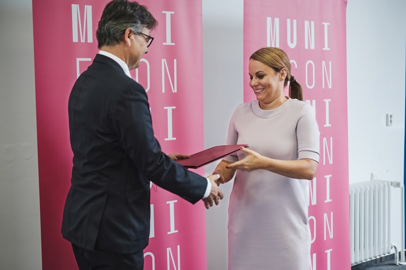 Dagmar Vágnerová Linnertová receives the Dean's Award for Science Popularisation.