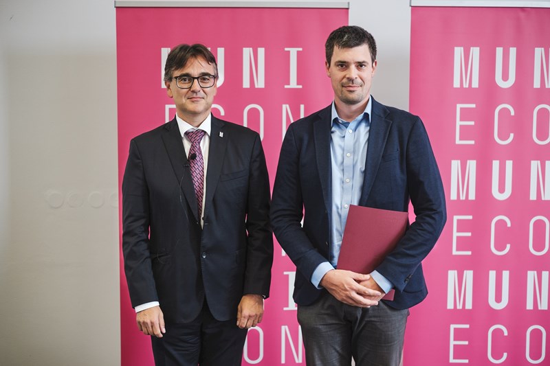 Jakub Procházka receives the Dean's Special Recognition for his article.