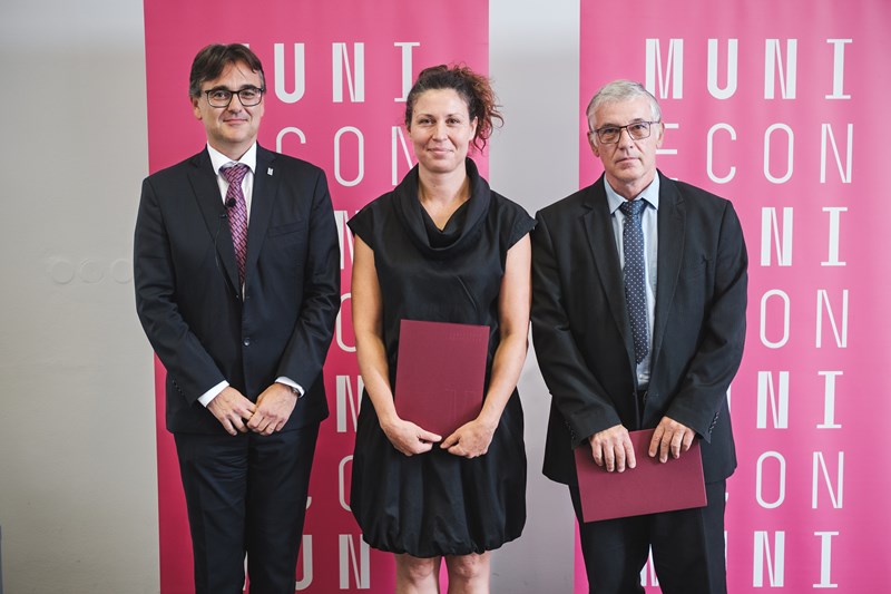 Jana Soukopová and Juraj Nemec receive the Dean's Special Recognition for their publication.