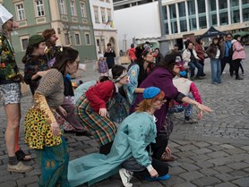 Open call: N.A.Toˇ Clowning practice in the streets
