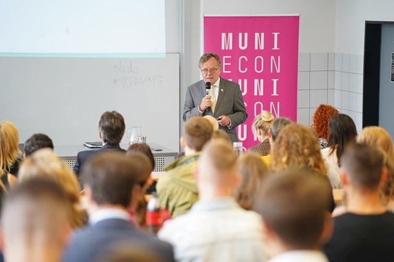 Miloslav Kala z Nejvyššího kontrolního úřadu přednáší na Ekonomicko-správní fakultě MU | Foto: Peter Mikuš