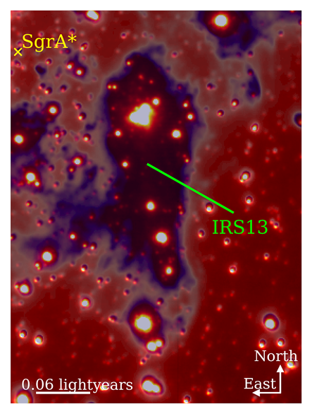 Infračervený snímek vnitřní oblasti našeho galaktického centra získaný v pásmech K a L zhotovený pomocí infračervené kamery (NACO detektoru) umístněné na velmi velkem dalekohledu (VLT – Very Large Telescope) v Evropské jižní observatoři, Chile. Hvězdokupa IRS13 je označena zeleně. Čtyři čtverce označují pointační oblasti pro spektroskopická pozorování vesmírným teleskopem Jamese Webba.  Autor: F. Peissker et al.