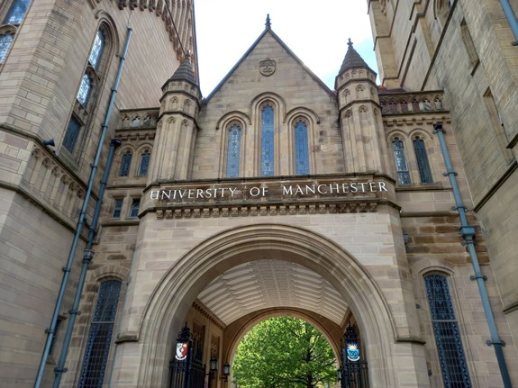 Hlavní vchod Manchesterské univerzity