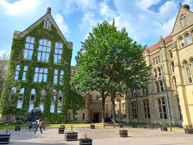 Obr. 3a: Historické budovy Manchesterské univerzity
