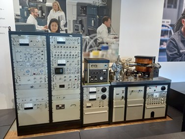 Obr. 2b: Hmotnostní spektrometr vystavený v Science and Industry Museum