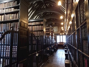 Obr. 6a: Vnitřní prostory knihovny Chetham's Library
